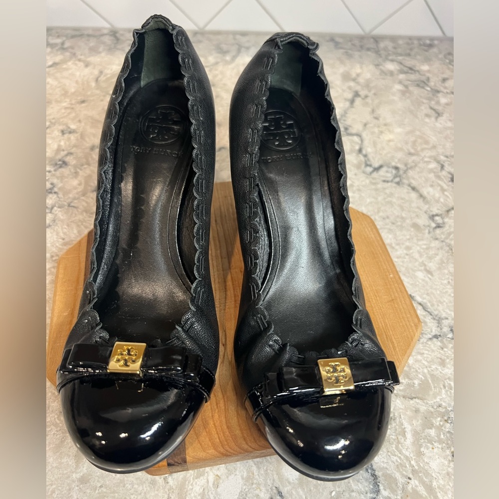 Tory Burch Shoes Cap Toe Leather Ballet Heels Bow Black Size 7M Gold Logo